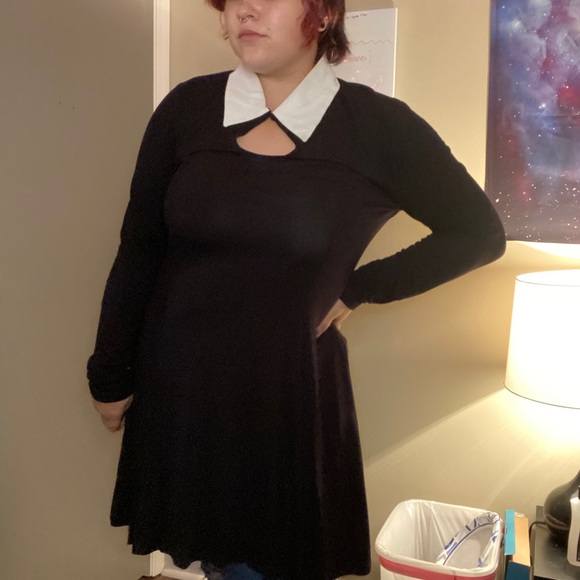 Peter Pan collared dress with keyhole